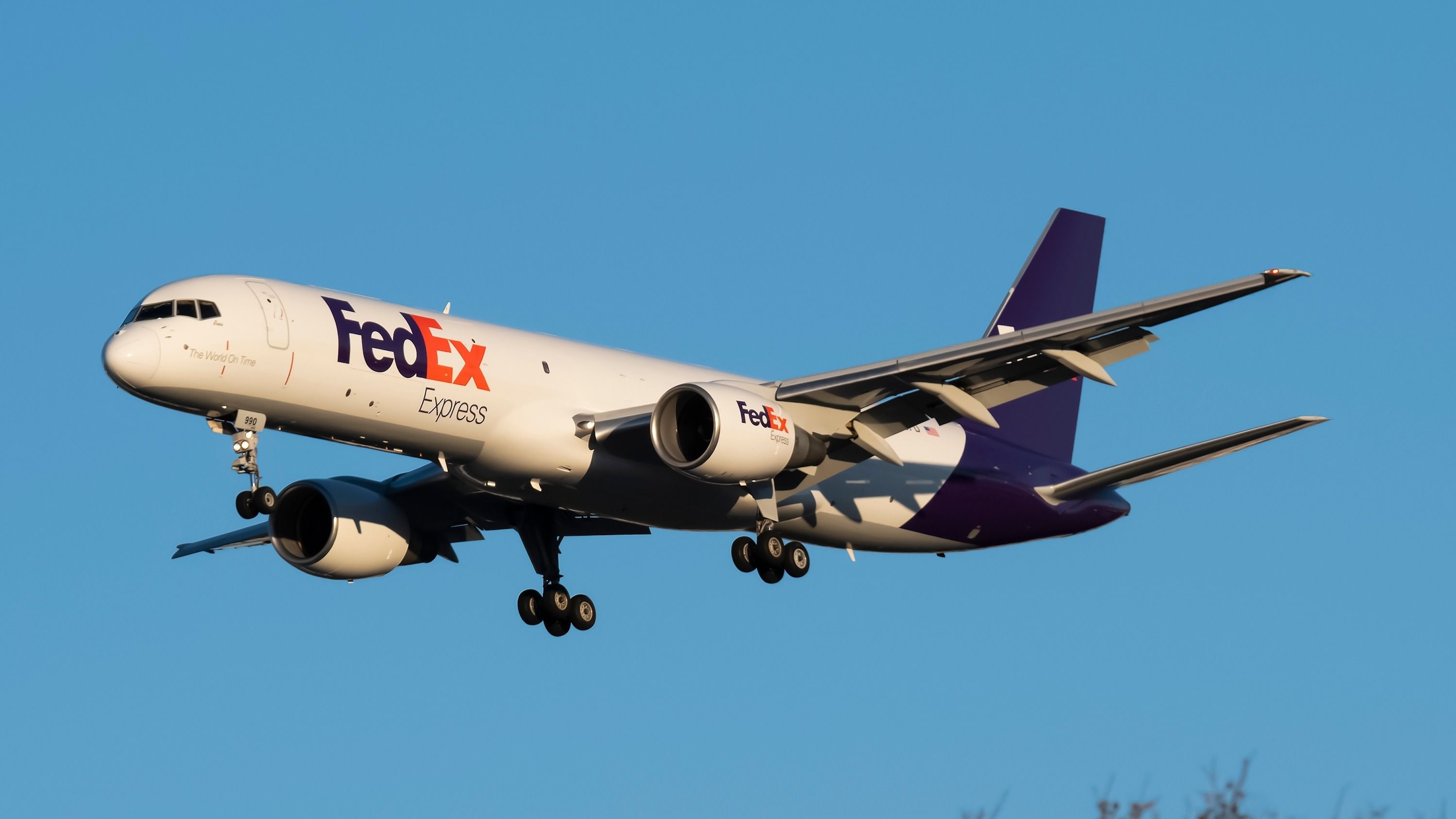 fedex-boeing-757-landing-at-