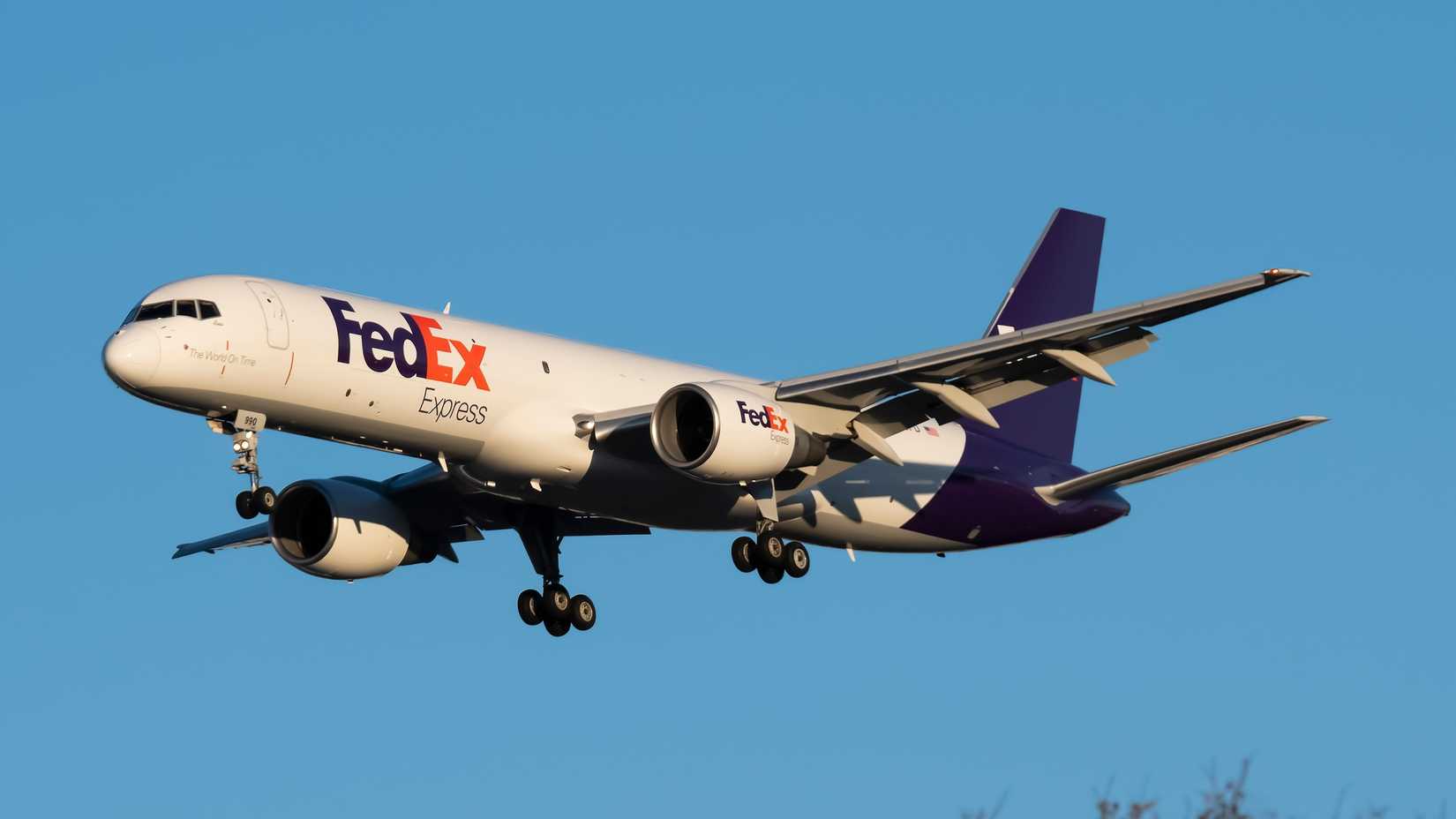 FedEx Boeing 757 landing at DFW shutterstock_2257215193