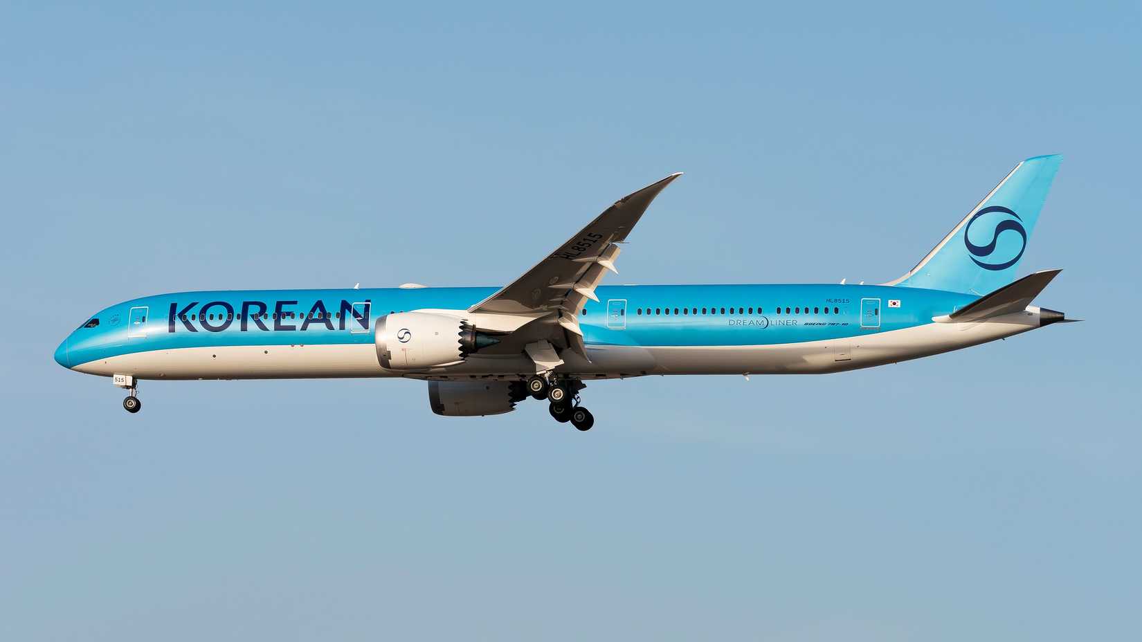 A Korean Air Boeing 787-10 Cruising Through The Sky