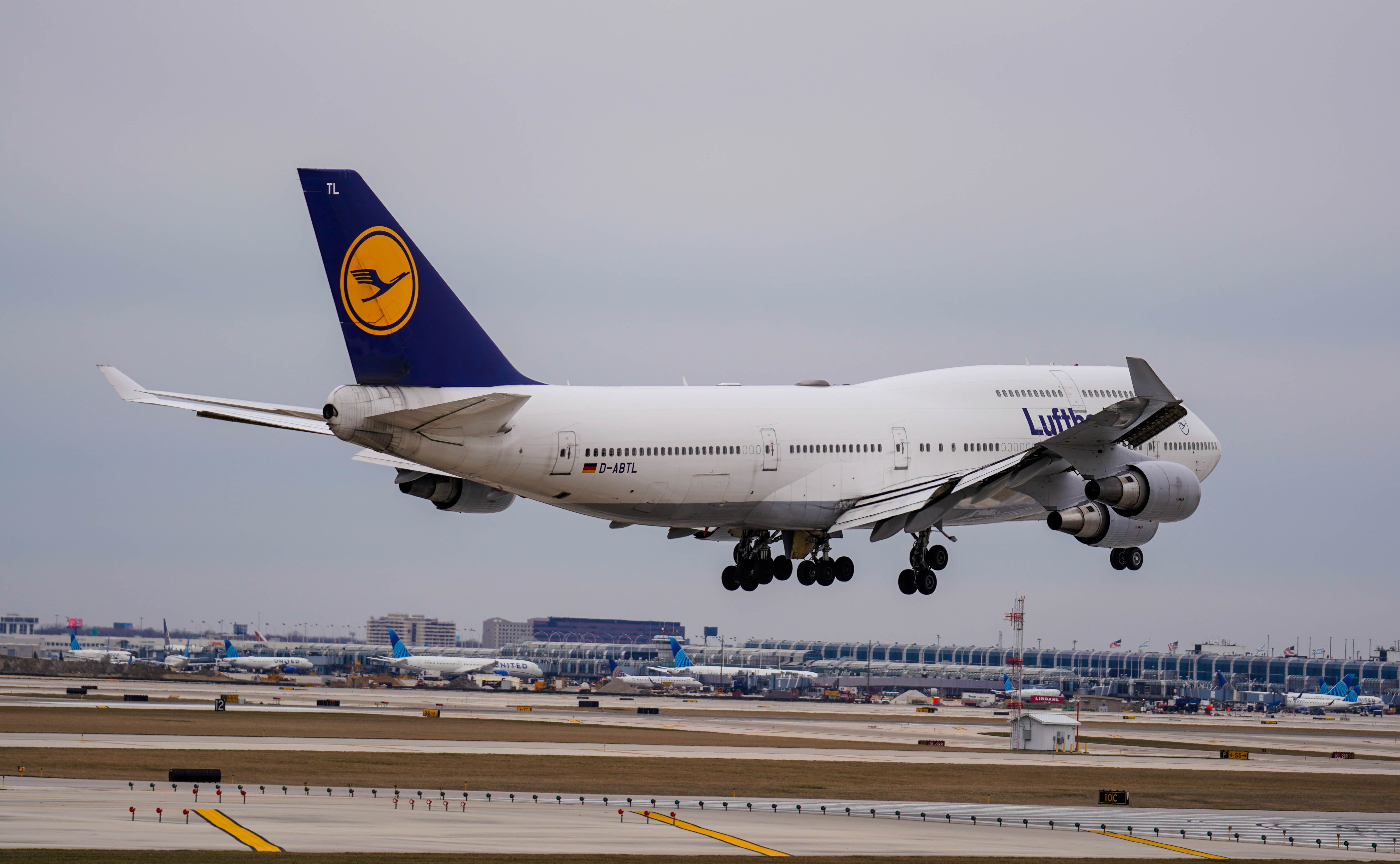 Why In The World Does Lufthansa Still Fly The Boeing 747-400?