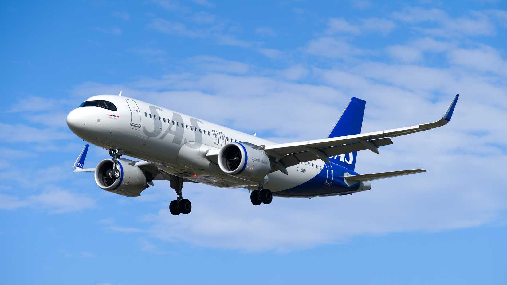 SAS Airbus A320neo landing at LHR shutterstock_2509392143