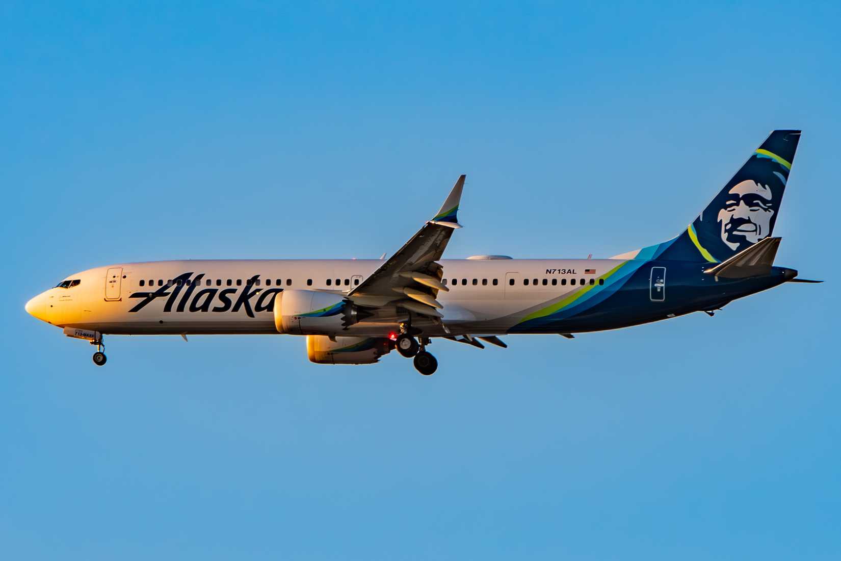 Alaska Airlines Boeing 737-9 MAX Landing With Beacon Flashing 