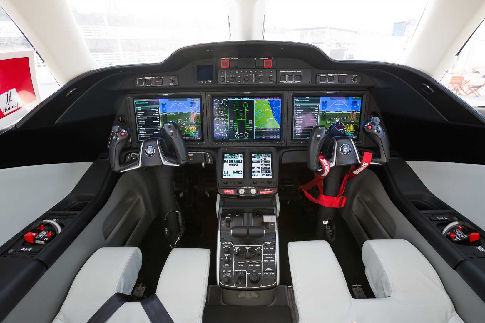 HondaJet cockpit