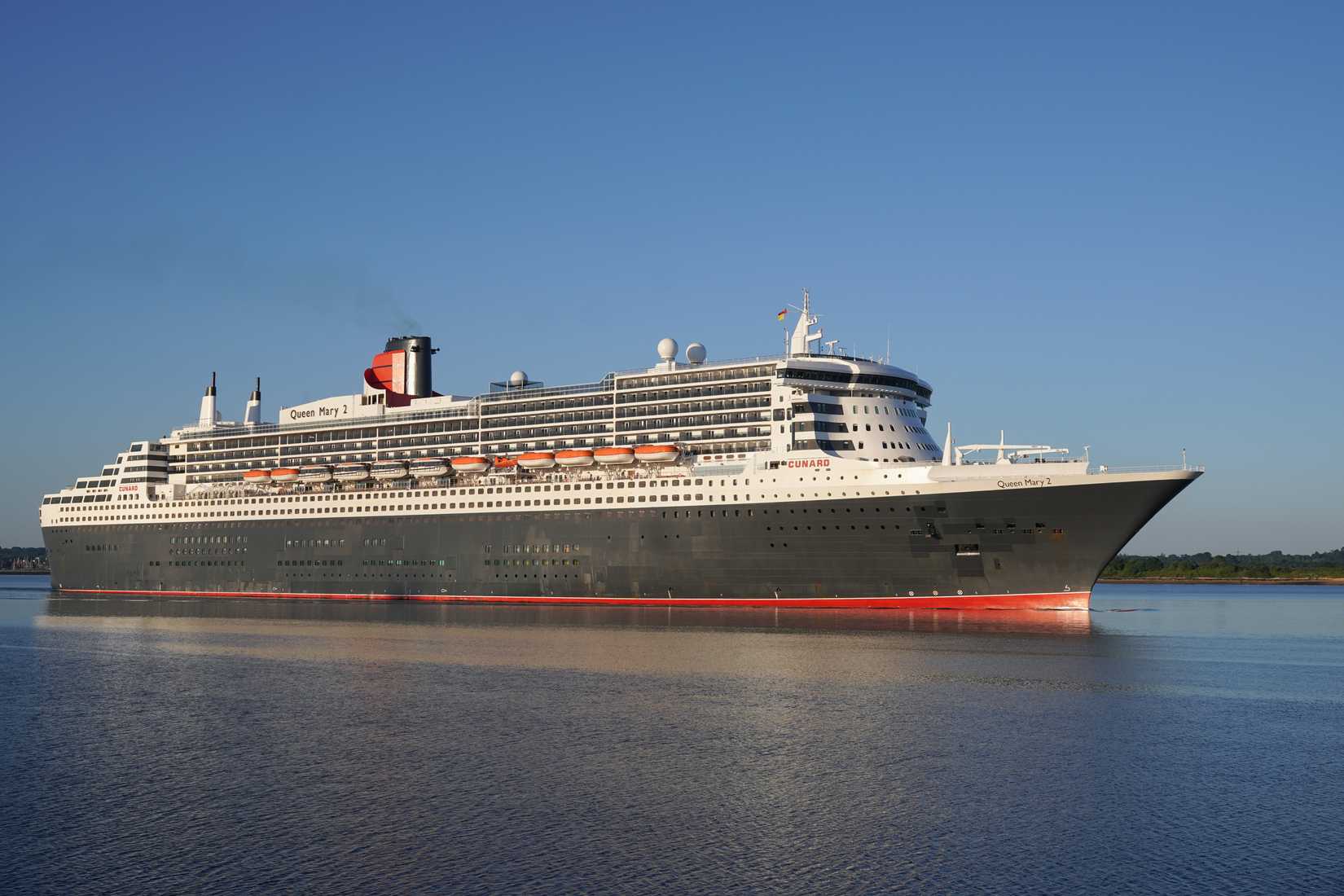 cean cruise liner Queen Mary 2 entering port of Southampton