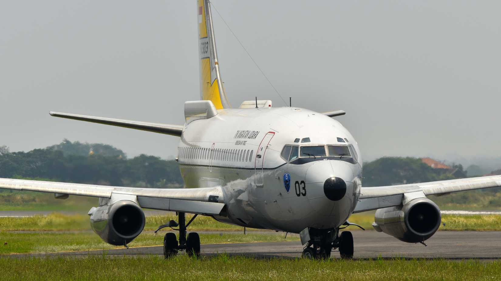 Inverted 737 Why Boeing's 737s Have Flat-Bottomed Engines