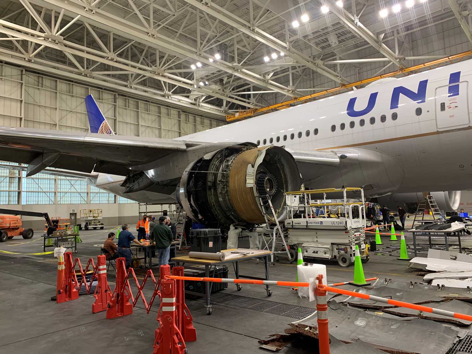 Damage to the number 2 engine of United Airlines Boeing 777-200
