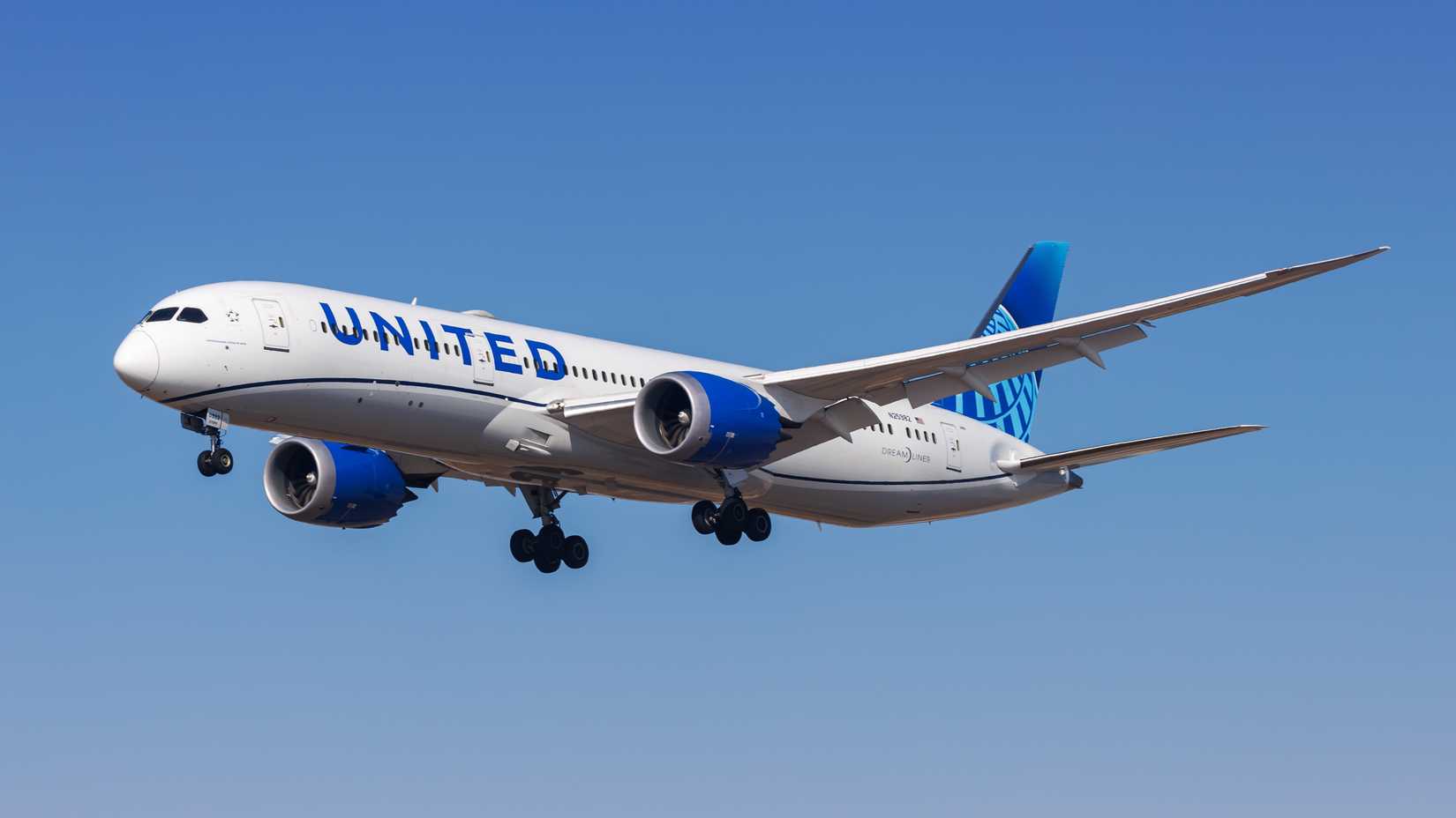 United Airlines Boeing 787-9 landing shutterstock_2559093525