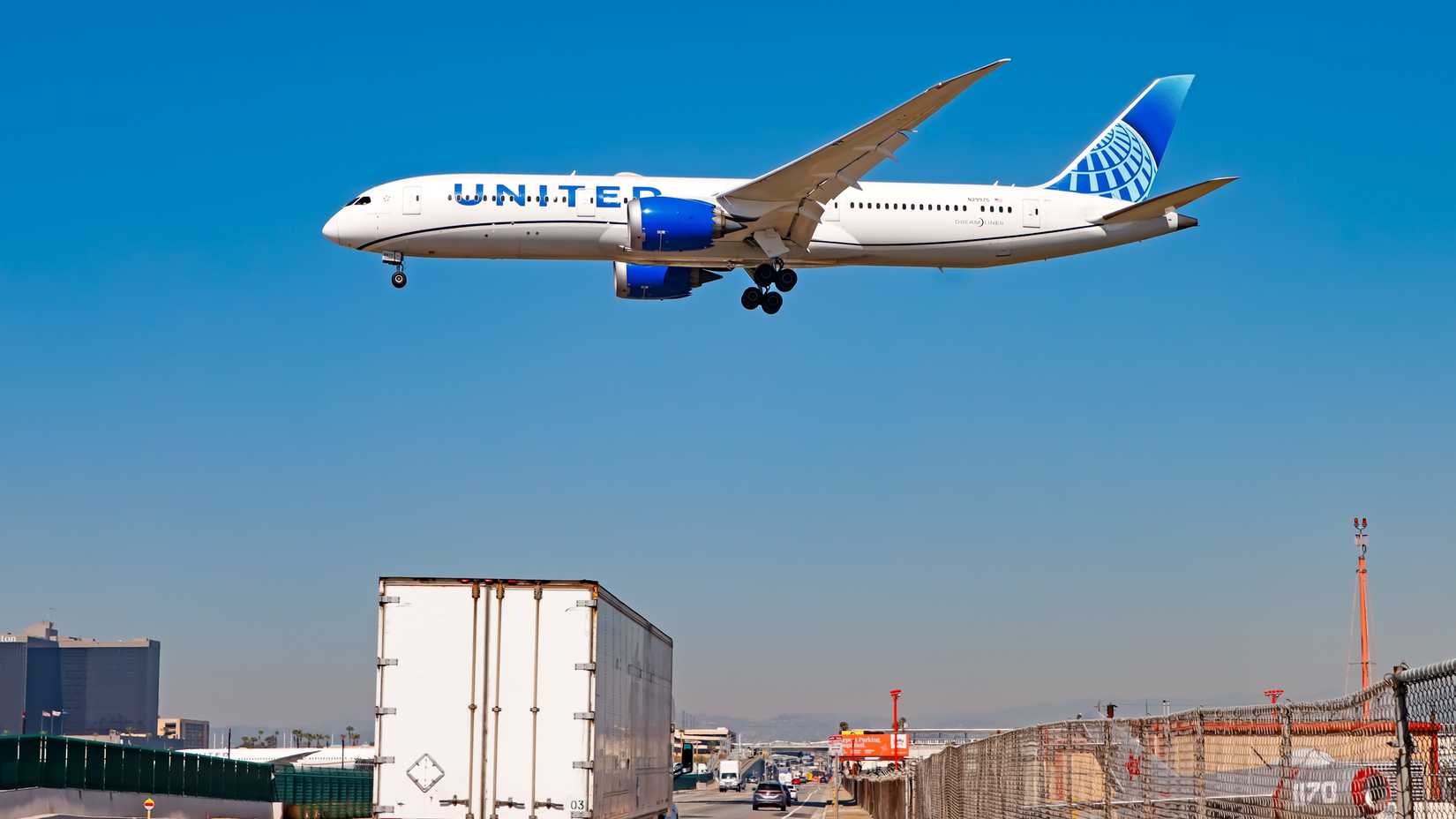 United Airlines Boeing 787-9 landing at LAX shutterstock_2592208311