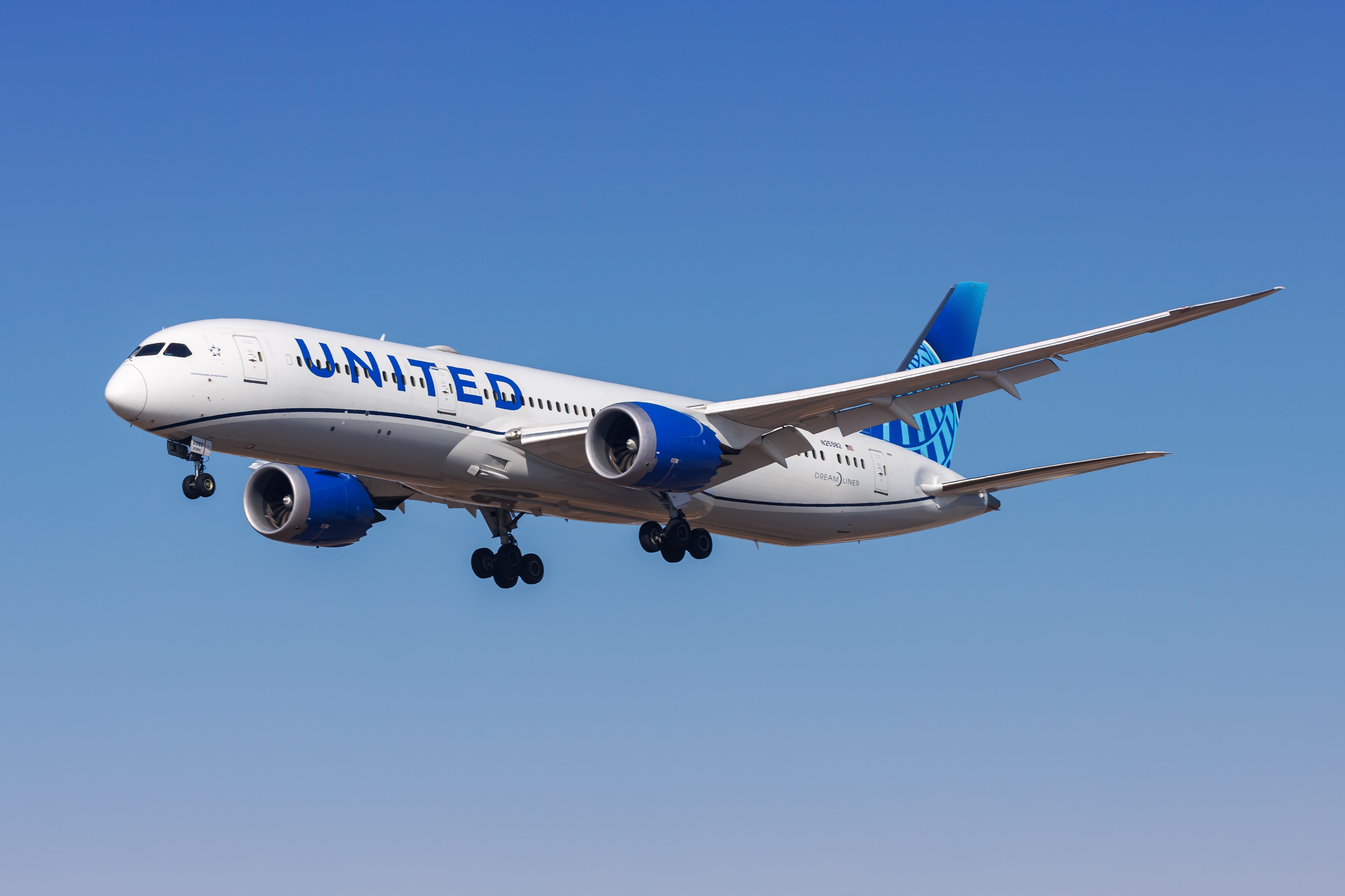 United Airlines Boeing 787-9 landing shutterstock_2559093525