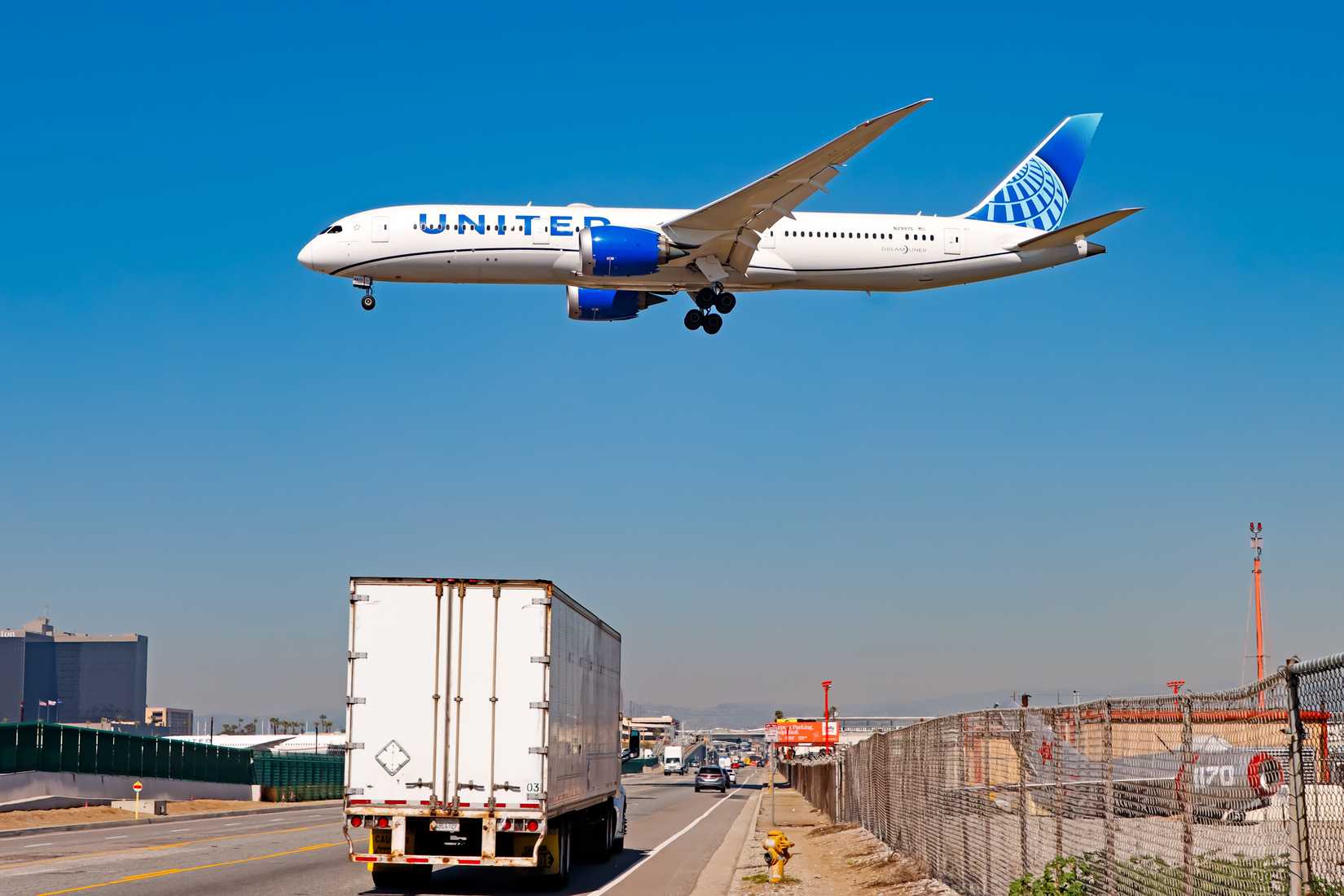 United Airlines Boeing 787-9 landing at Los Angeles International Airport LAX