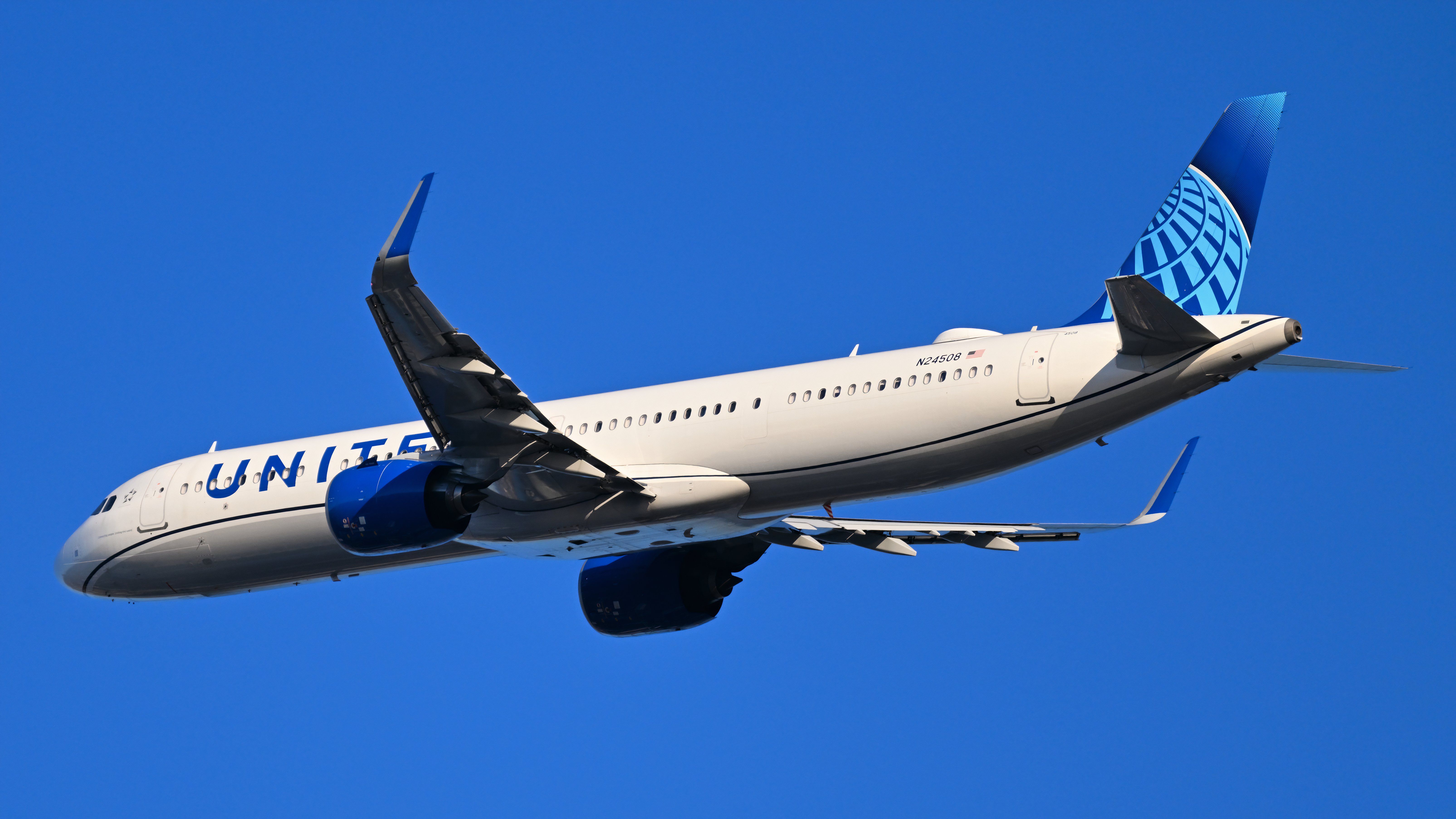 United_Airbus_A321neo_N24508_departing_Boston_March_2025_2