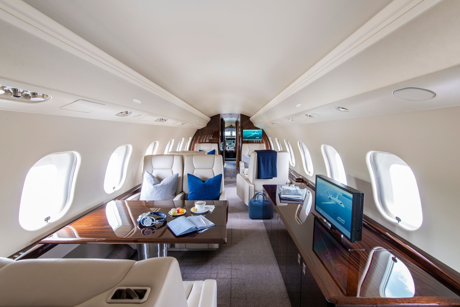 With the lowest cabin altitude in its class, as well as the widest cross section in the segment, the Praetor 500 promotes in-flight comfort and refreshed arrivals