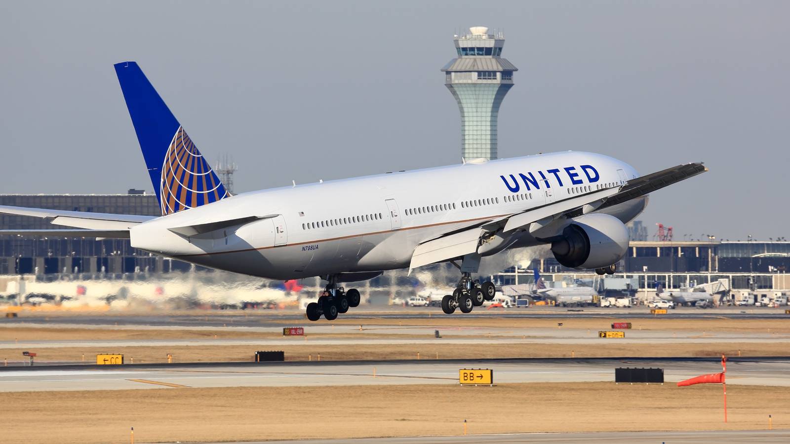 New Video Shows United Airlines Passenger Removed By Police After Bringing Loaded Gun Onboard
