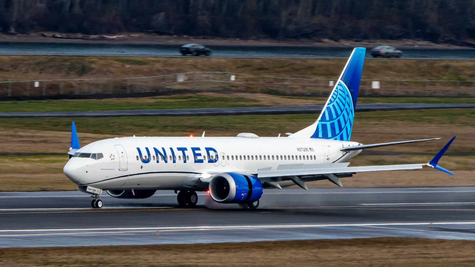 United Airlines Boeing 737-8 MAX (N37295) Landing at PDX on Wet Runway