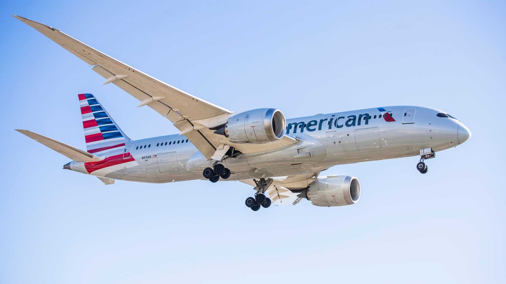 American Airlines Boeing 787-8 landing at LAX shutterstock_2558492019