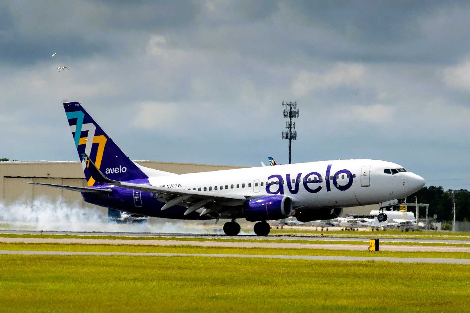 Avelo Boeing 737-700 landing