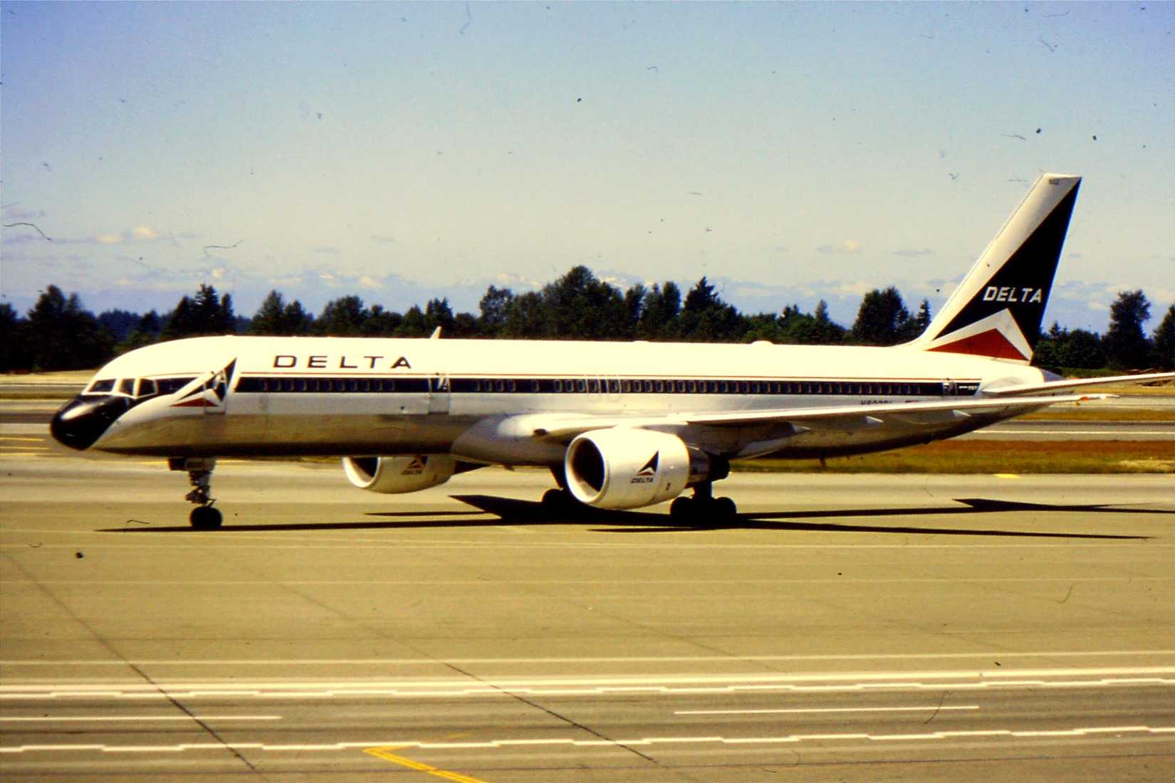 Delta_757-200_N603DL_at_SEA_(21586411123)