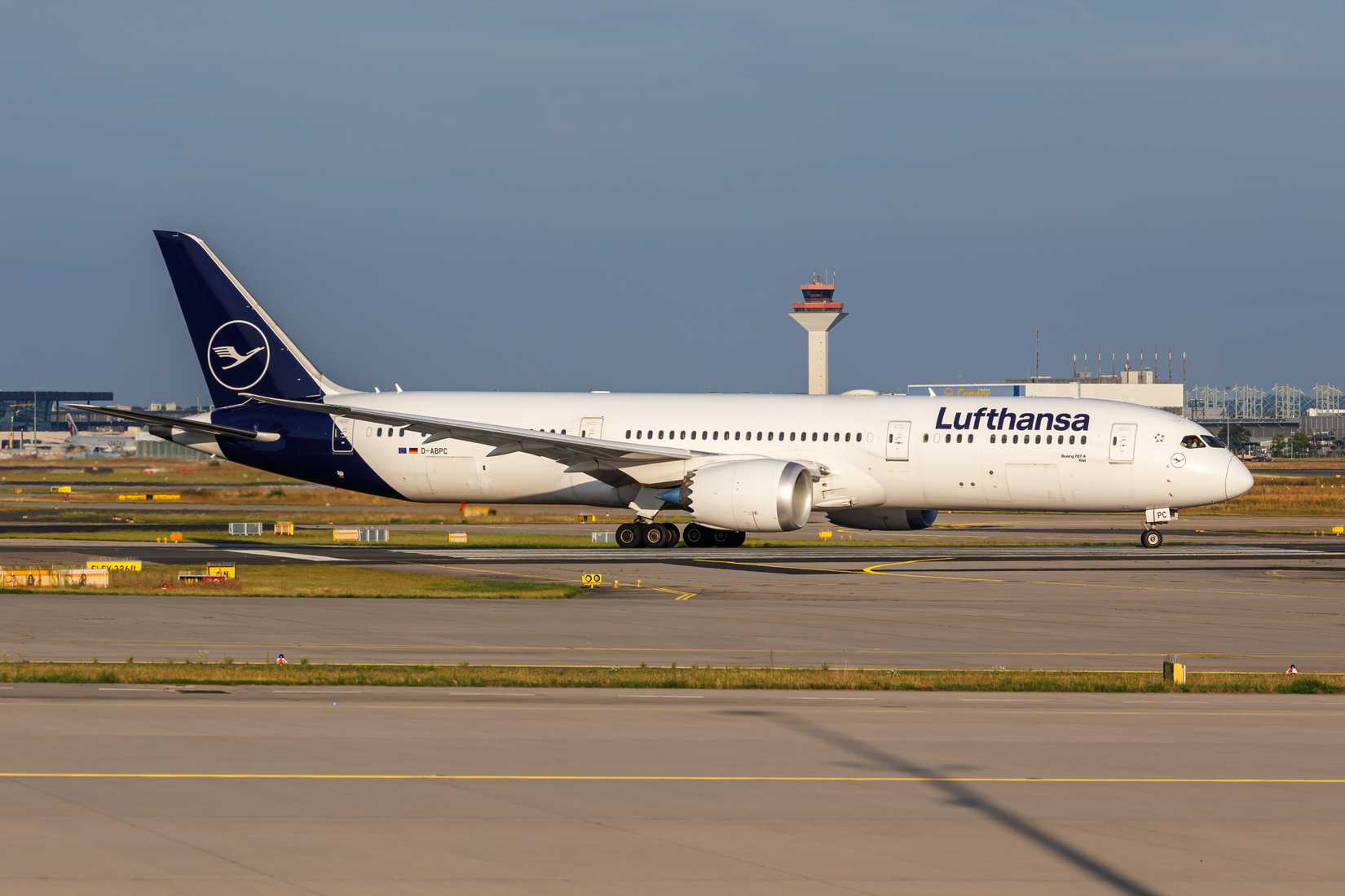 Lufthansa Boeing 787-9 at FRA shutterstock_2524477611
