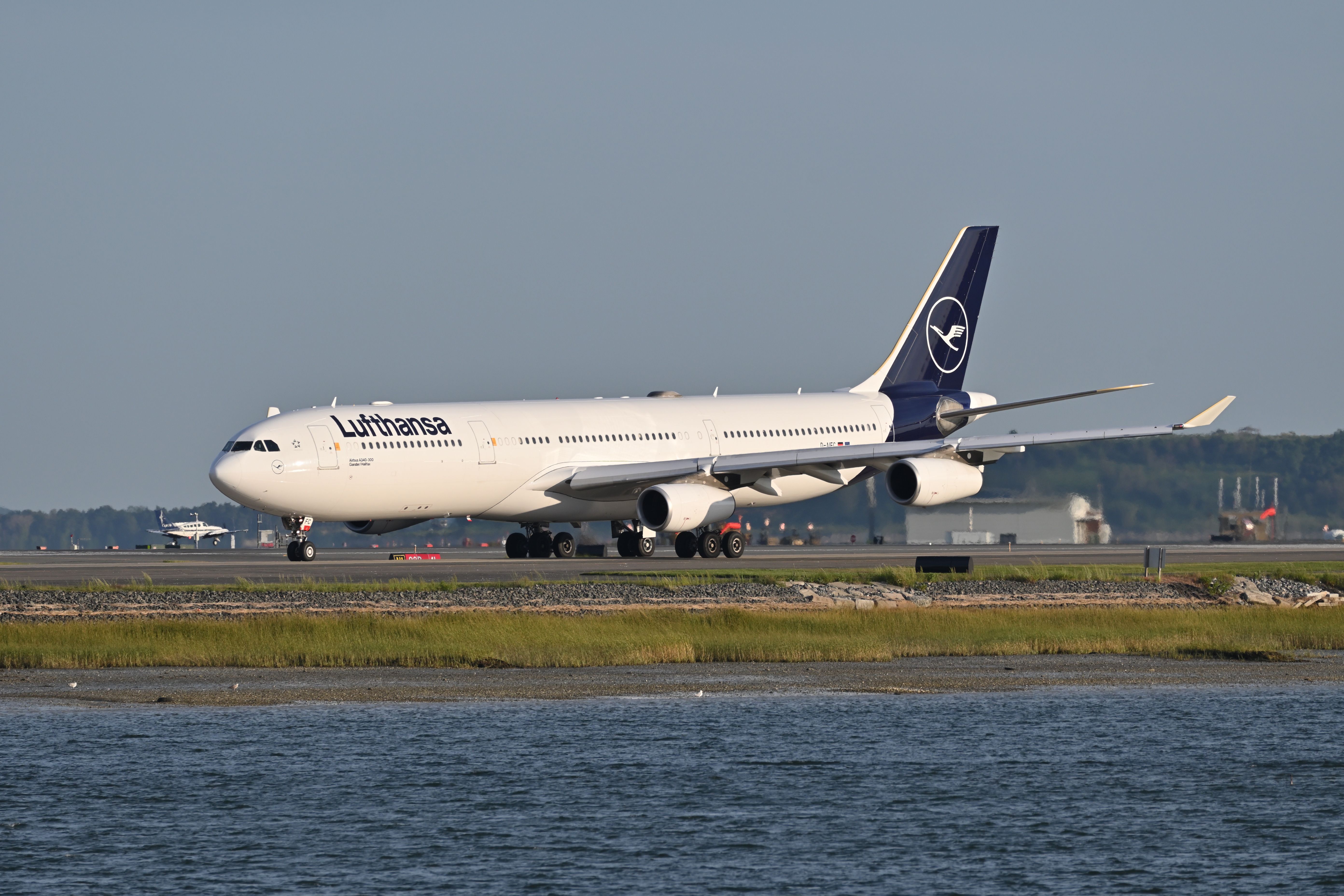 Lufthansa Airbus A340 Returns To New York Over The Atlantic After Engine Failure