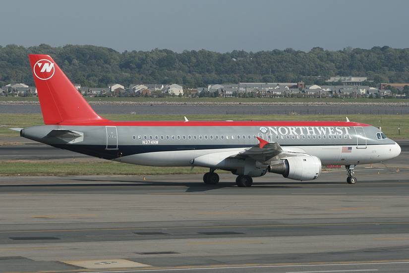 Northwest_Airlines_Airbus_A320_N374NW