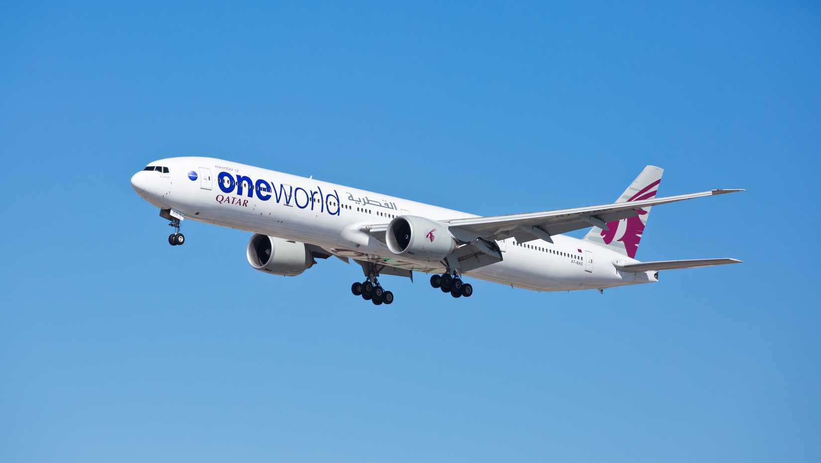 Qatar Airways Boeing 777-300ER oneworld landing at ORD