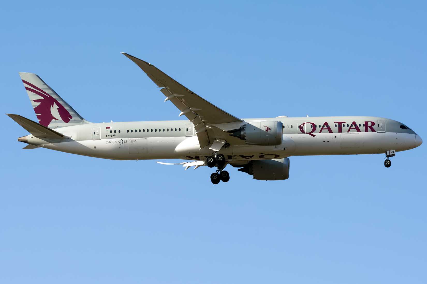 Qatar Airways Boeing 787-9 landing at ISB 