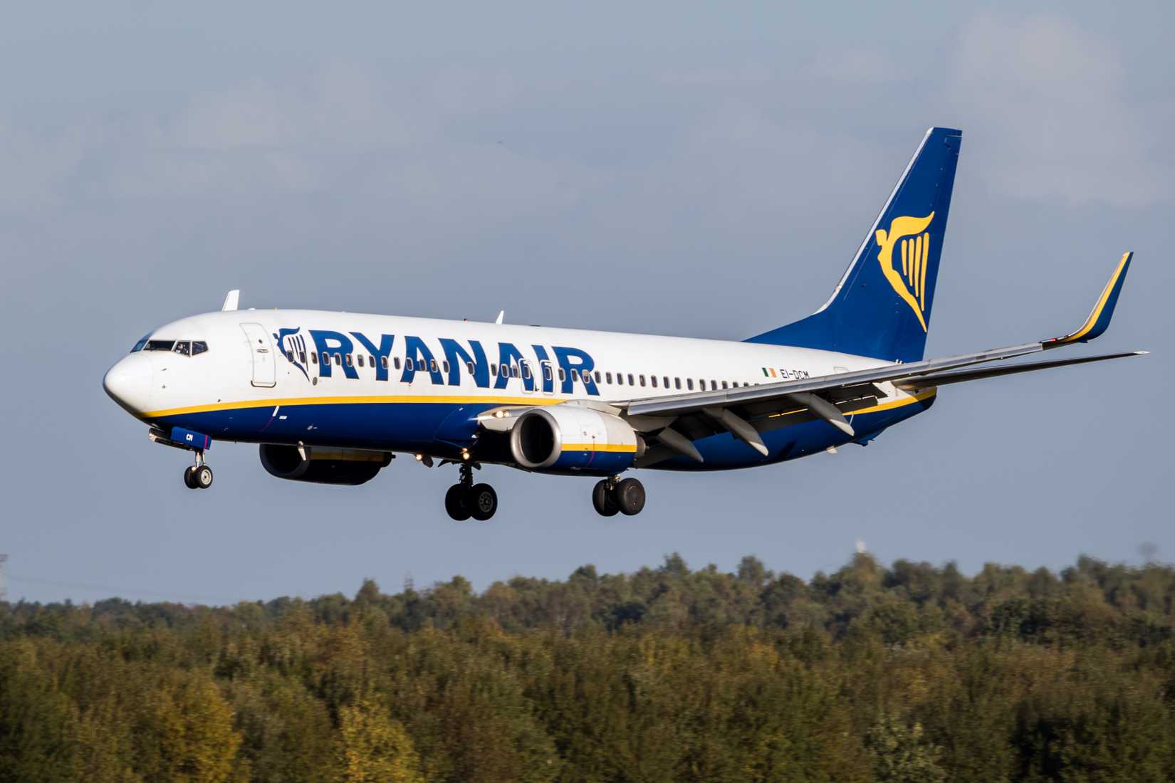 Ryanair Boeing 737-800 landing at EIN shutterstock_1015090345