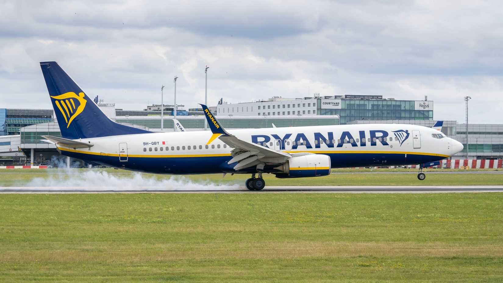 Ryanair Boeing 737-800 landing at PRG shutterstock_2488324149