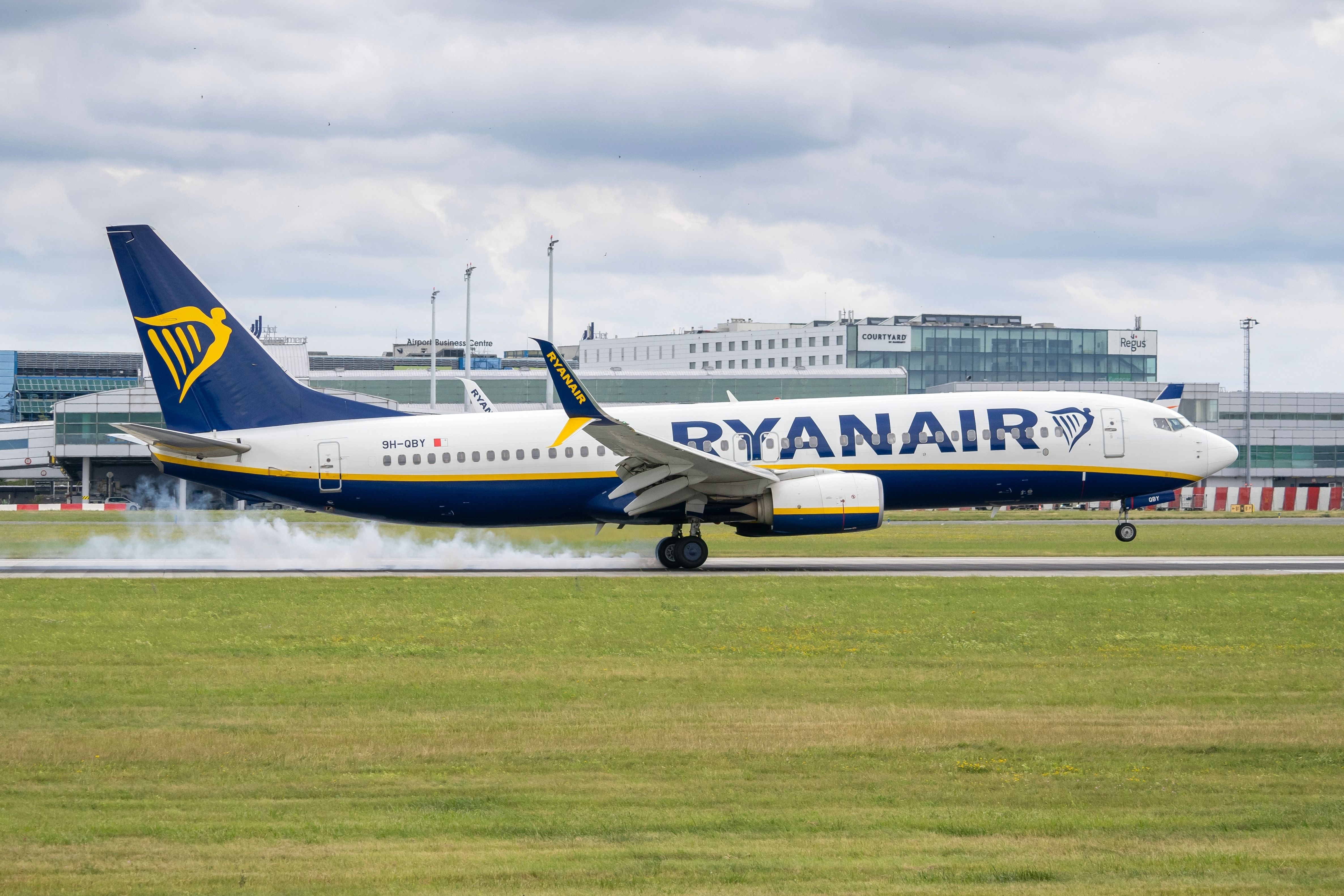 Ryanair Boeing 737-800 landing shutterstock_2488324149