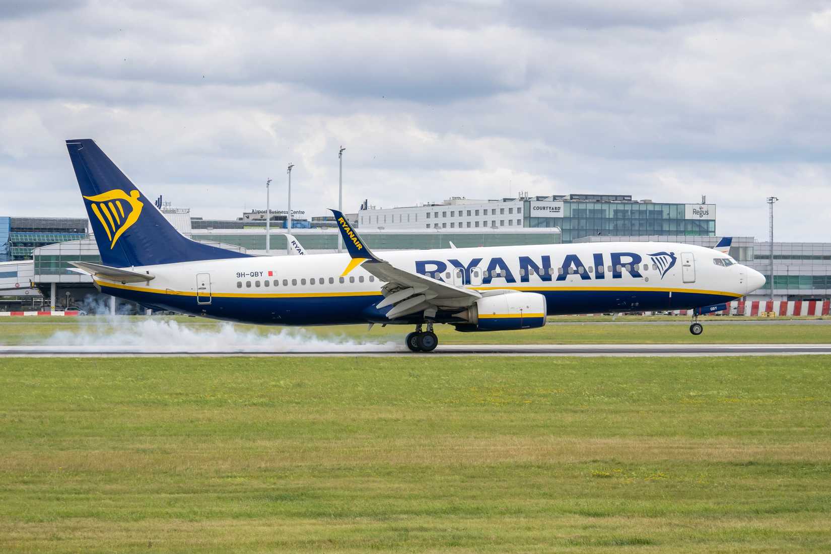 Ryanair Boeing 737-800 landing 