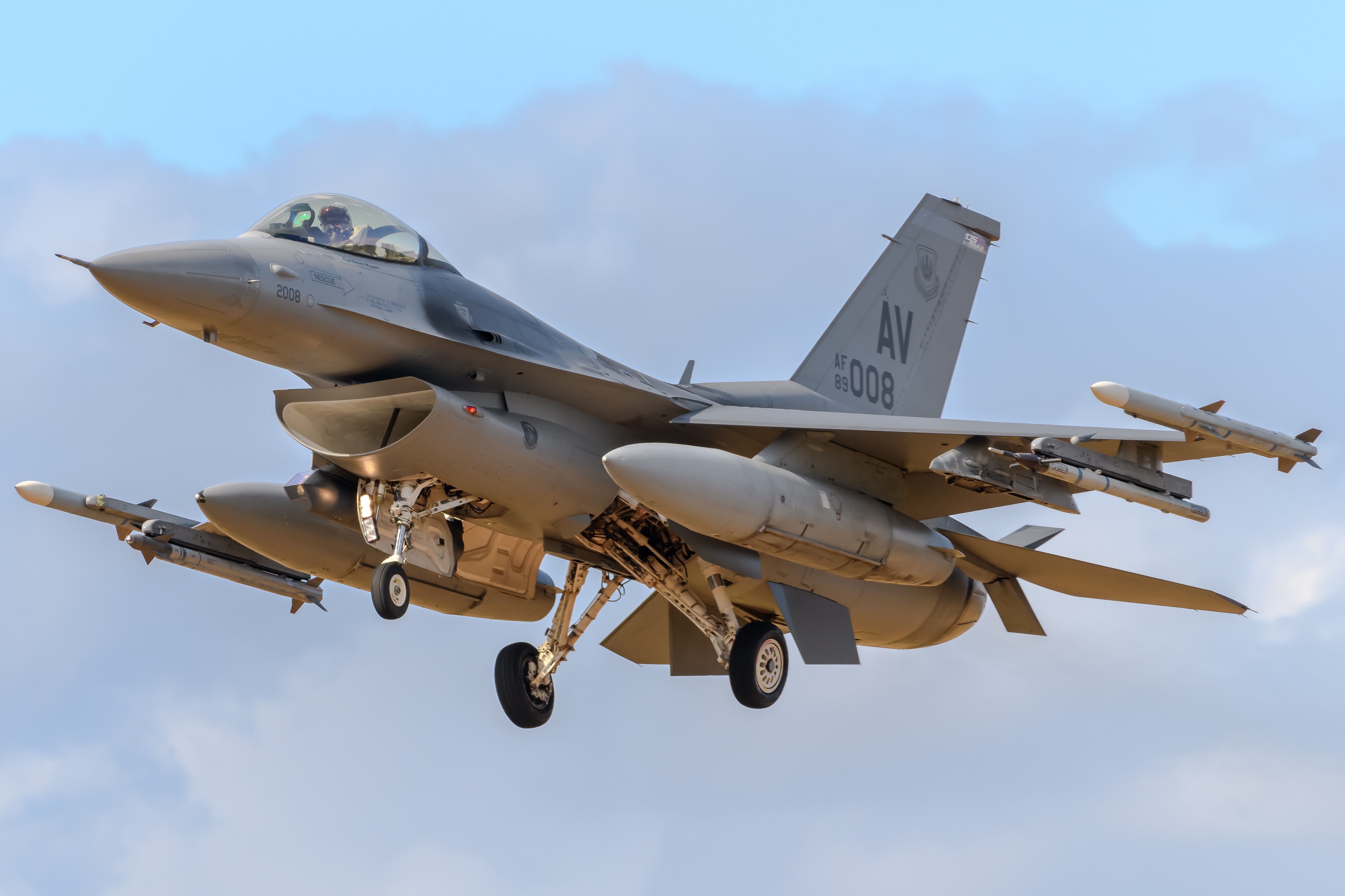 US F-16 Landing In Lakenheath