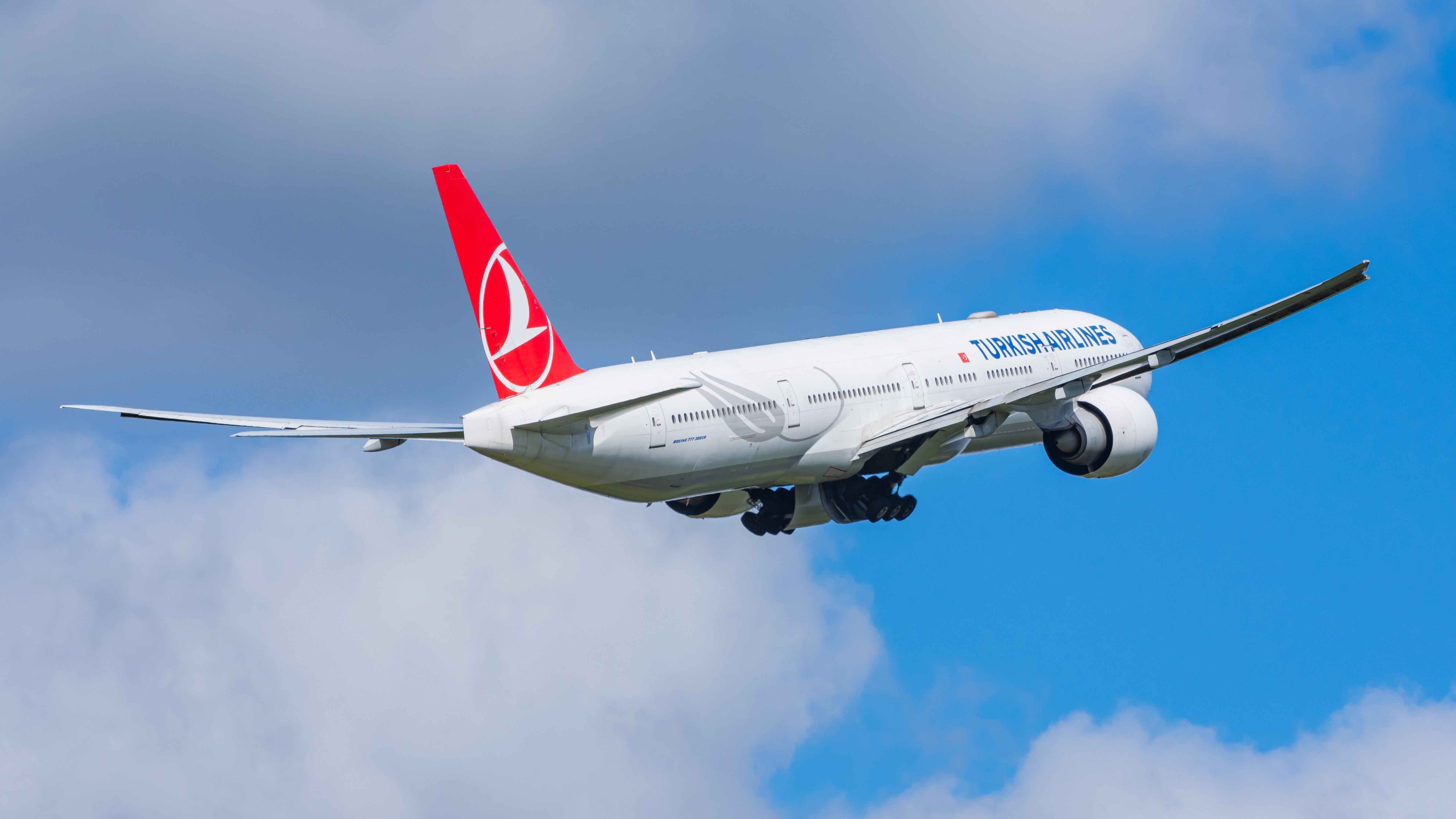 Turkish Airlines Boeing 777-300ER taking off from Amsterdam