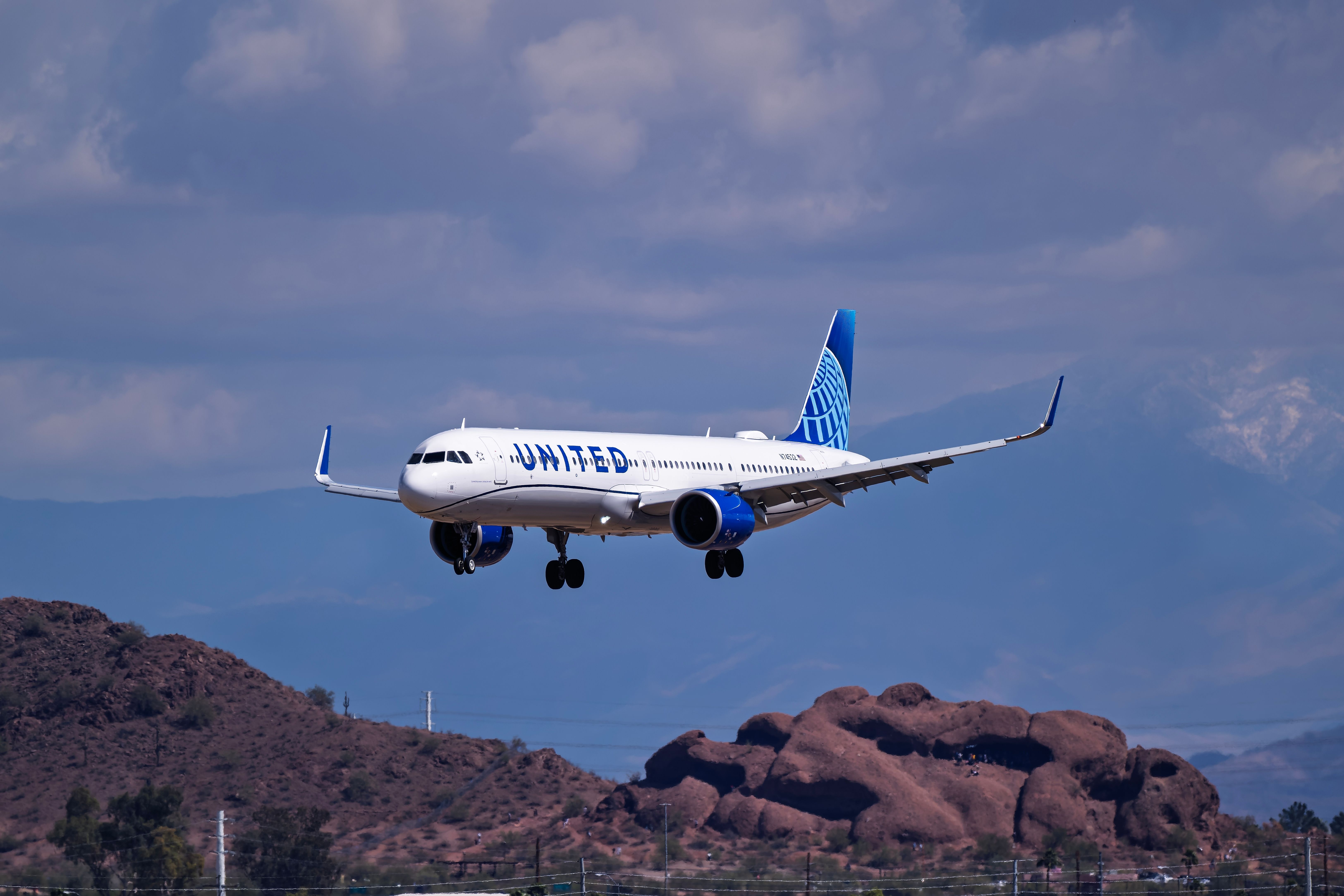 United Airlines Airbus A321Neo arrival into Phoenix Sky Harbor Airport
