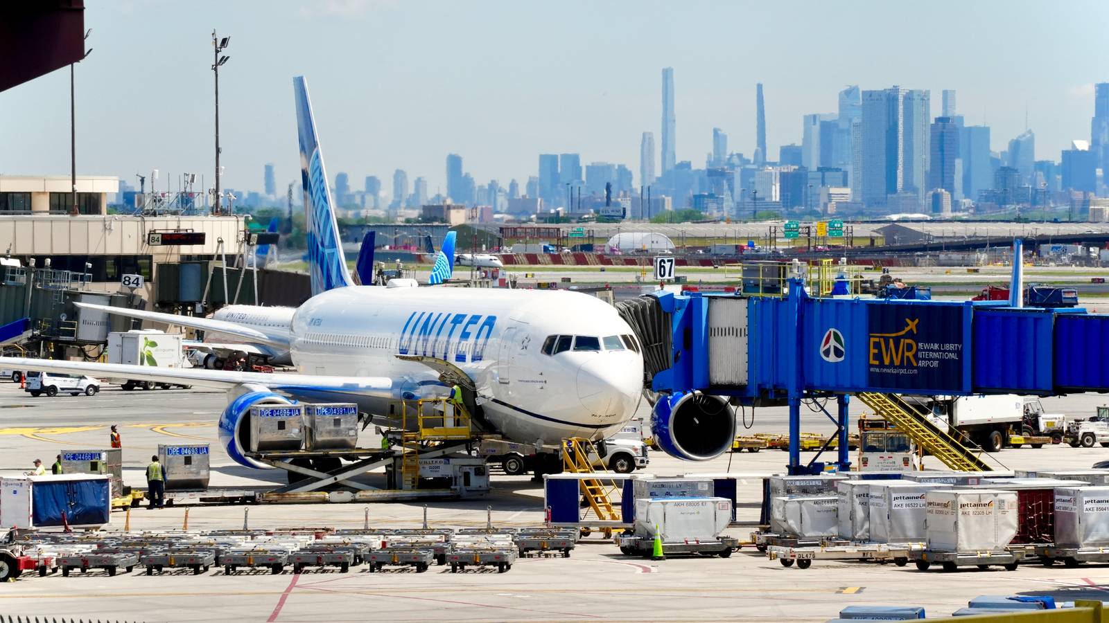 "Pure Insanity": 1 Air Traffic Controller Reportedly Managed All Flights At Newark Liberty For 3 Hours
