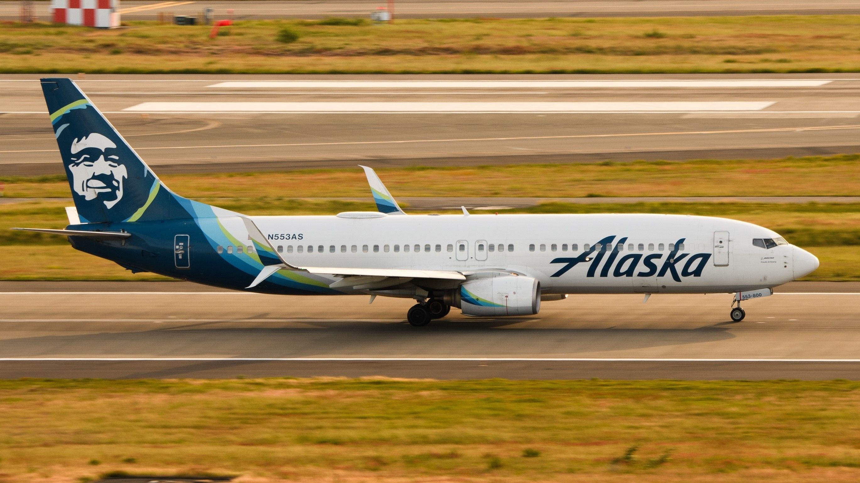 アラスカ航空　Alaska Airlines 737-800 Alaska Airlines Takes First 737 MAX 8, Plans 737-800 Updates