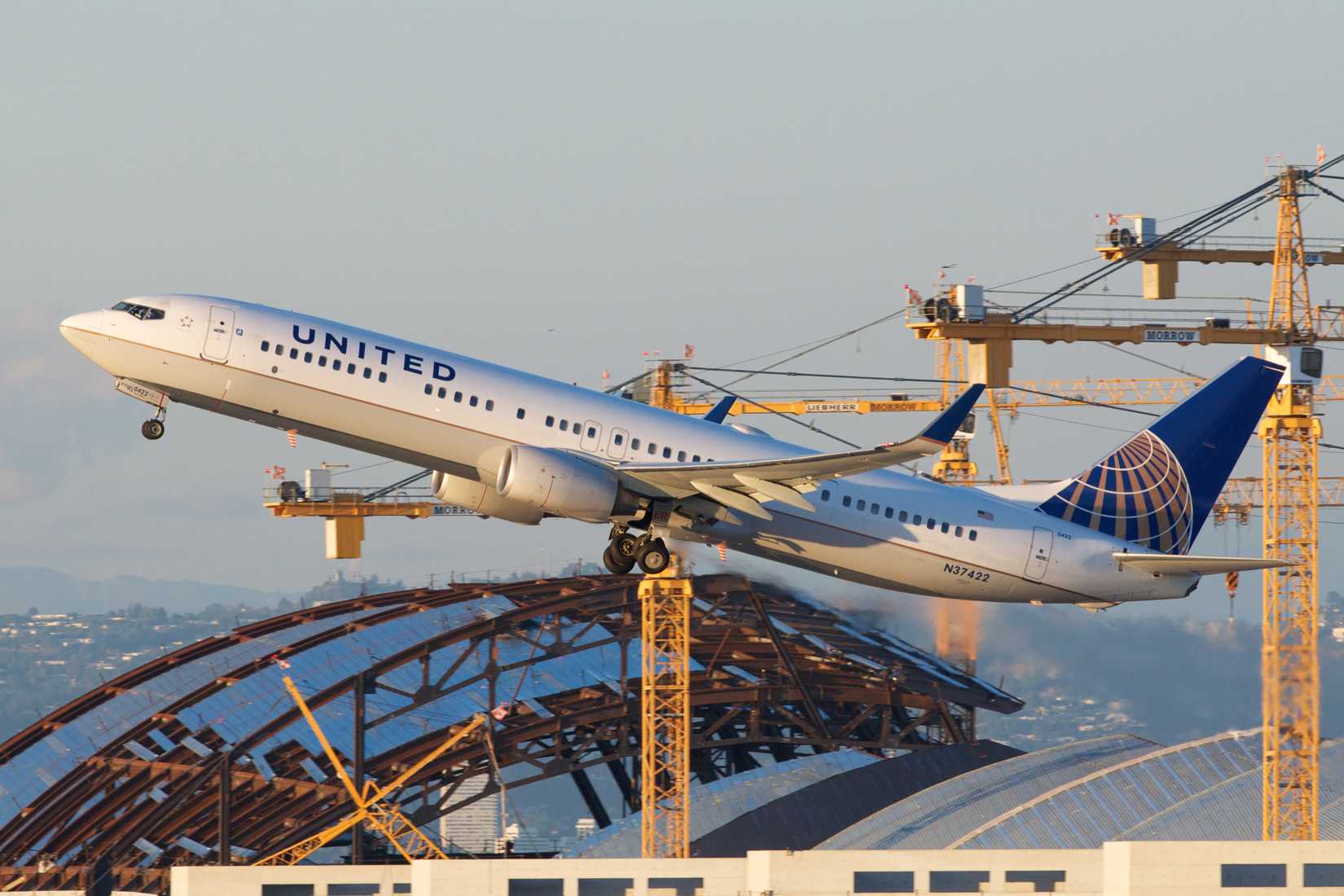 United Airlines 737-900ER taking off