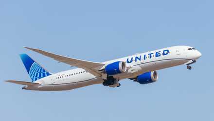 United Airlines Boeing 787-9 departing Melbourne Airport