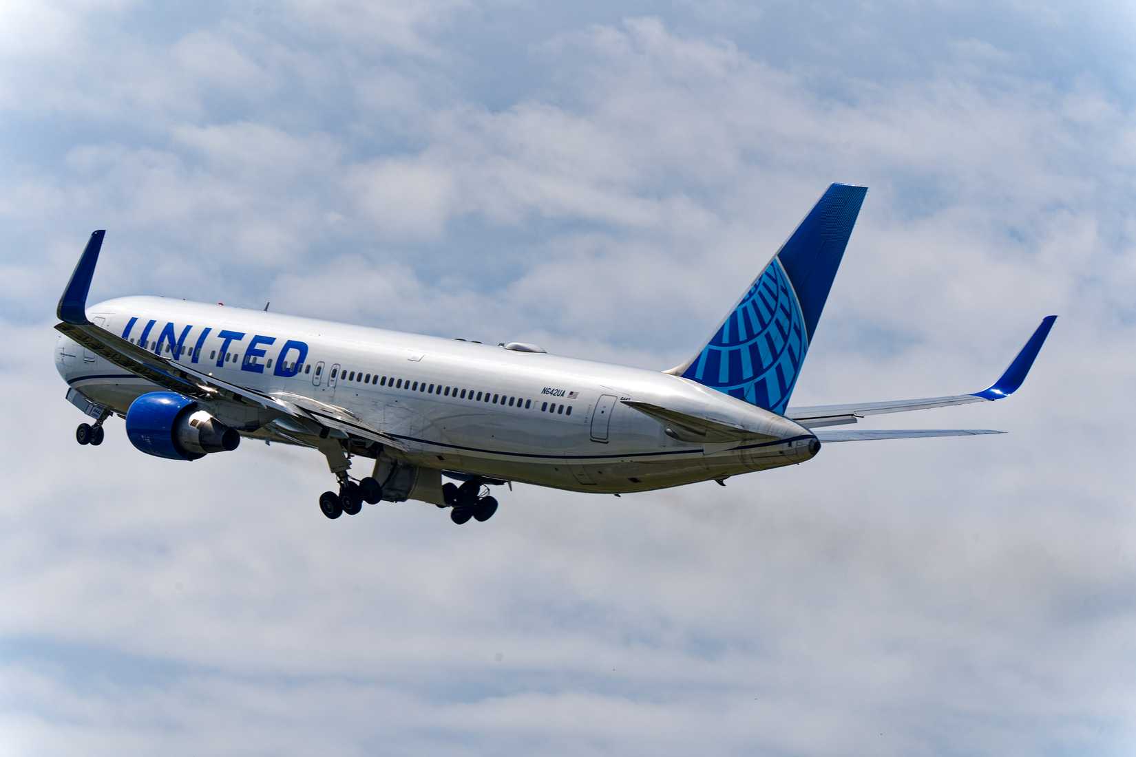 United Airlines Boeing 767-400 departing ZRH
