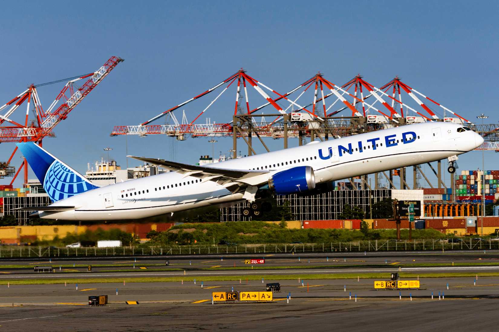 United Airlines Boeing 787-10 Dreamliner