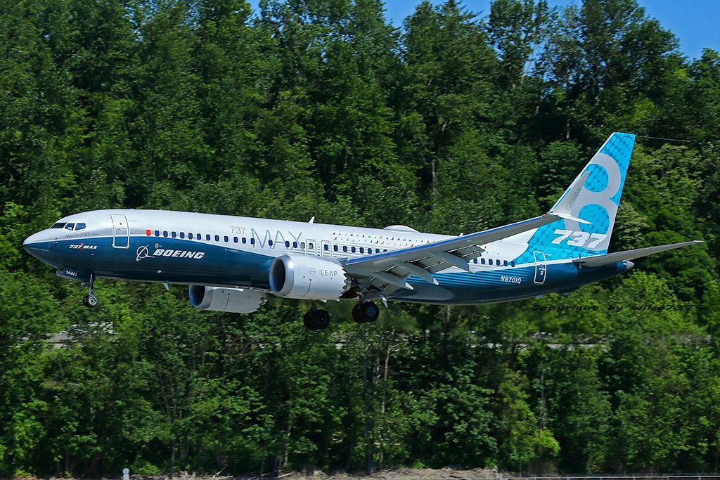 737-max-8-aproaching-runway-