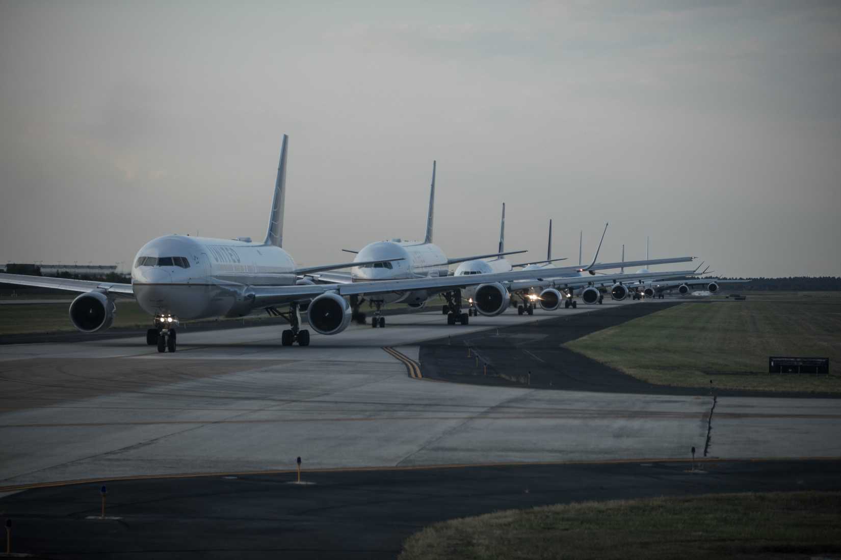 A number of planes, including United Airlines planes, lining up for the runway on Washington Dulles