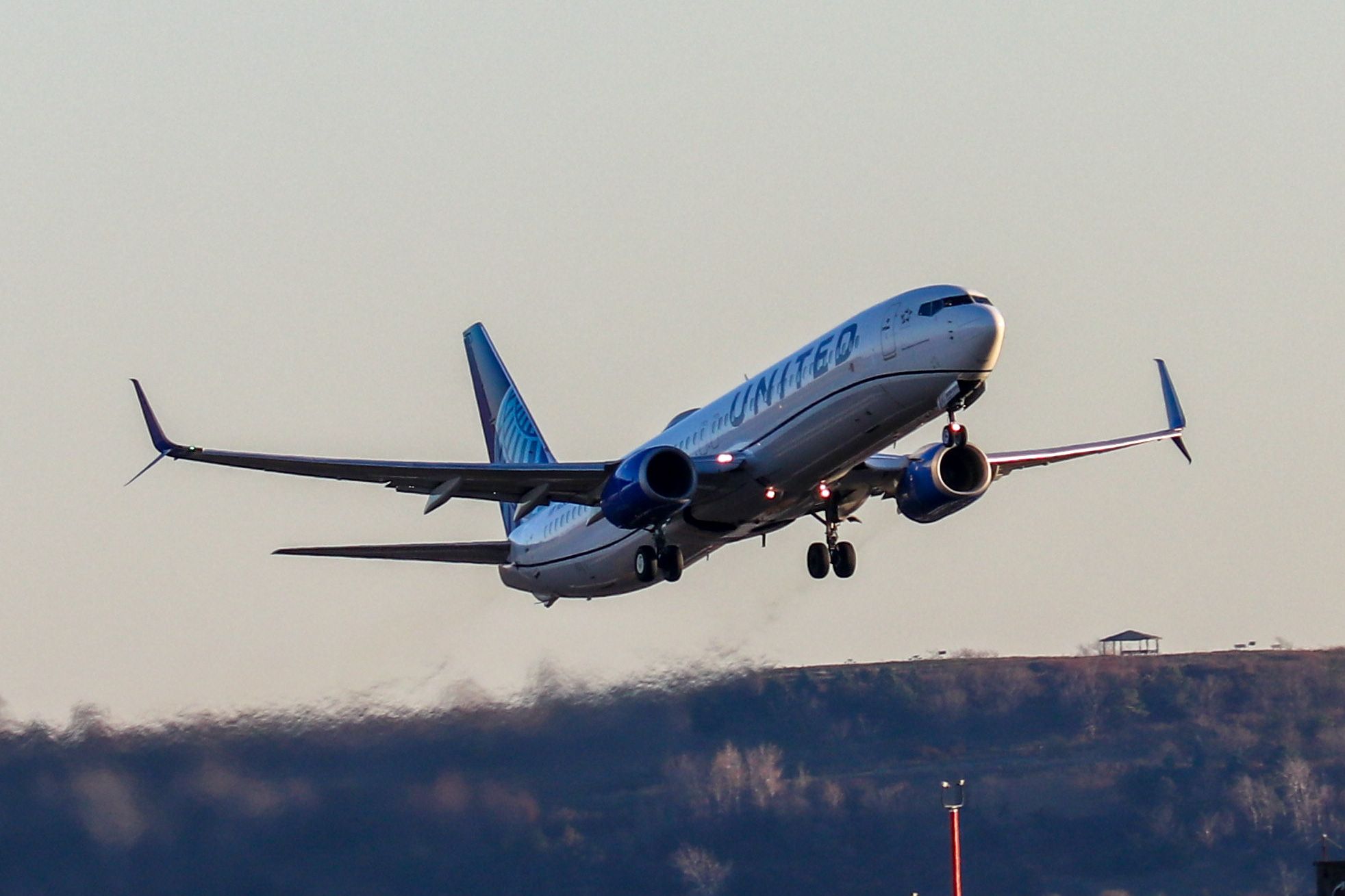 Smoking Brakes & Flames: United Airlines Grounds Boeing 737-900ER After  Gear Issue In Denver