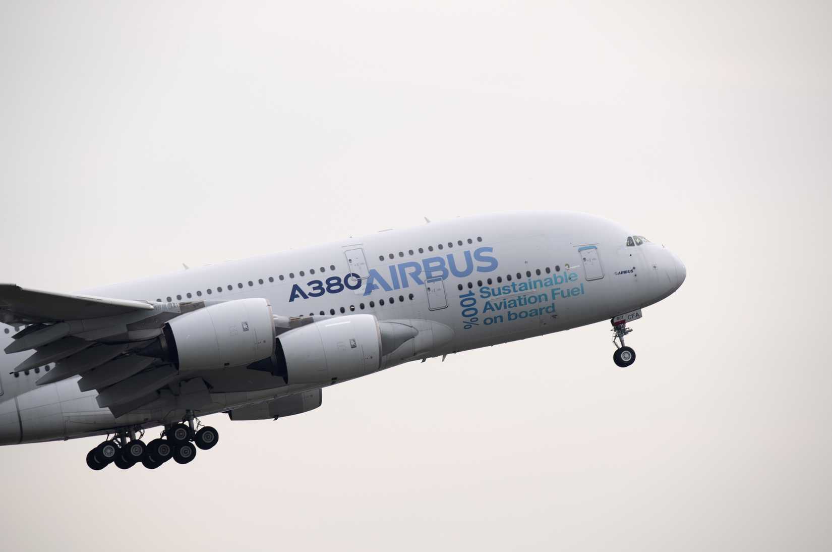 A380 with 100% Sustainable Aviation Fuel on board-1