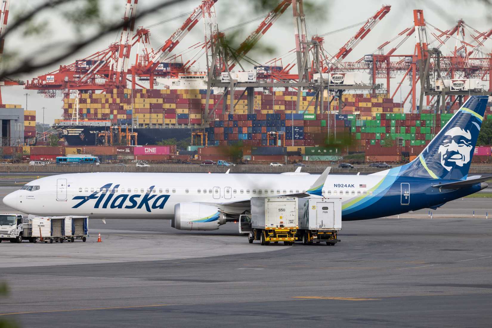 Alaska Airlines 737 MAX 9 shutterstock_2400003817