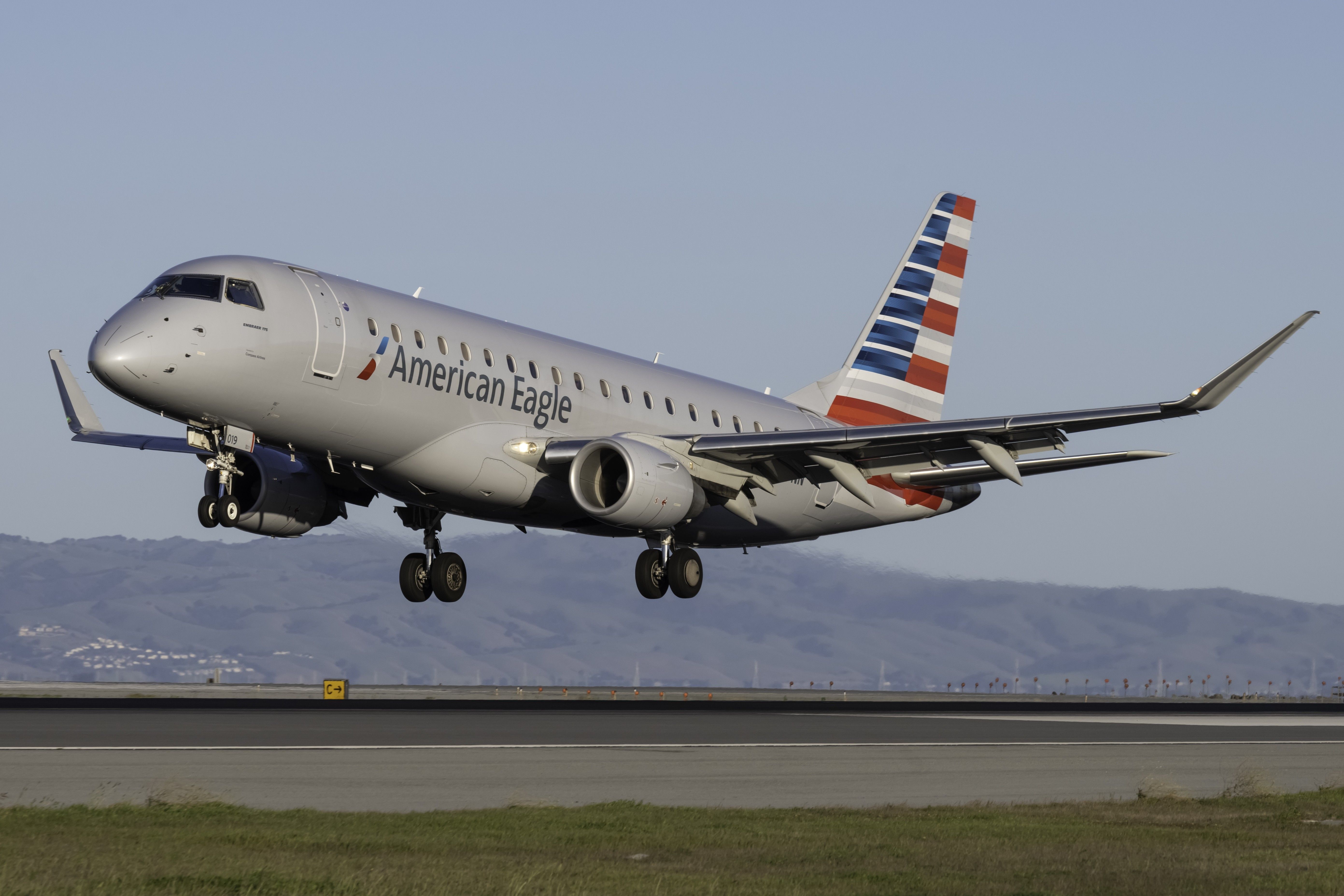 American Eagle Embraer E175LR Landing At SFO