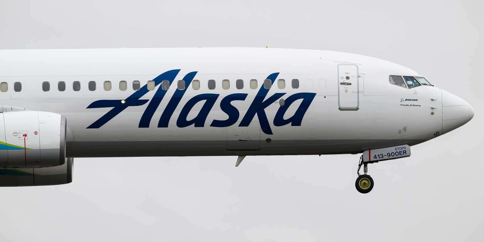 Boeing 737-900 da Alaska Airlines em close-up pousando com o trem de pouso abaixado.