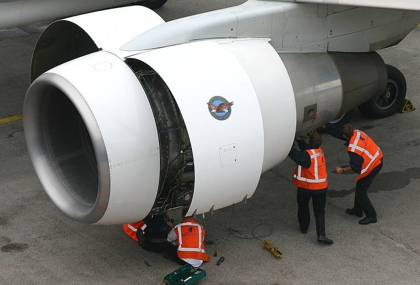 Boeing 757-2Q8 of Cabo Verde Airlines, having some PW2000 engine maintenance