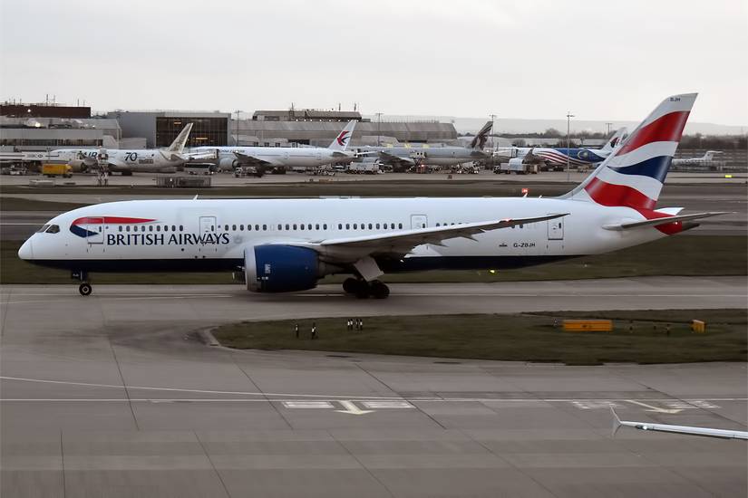 British Airways 787-8 taxiing at Heathrow