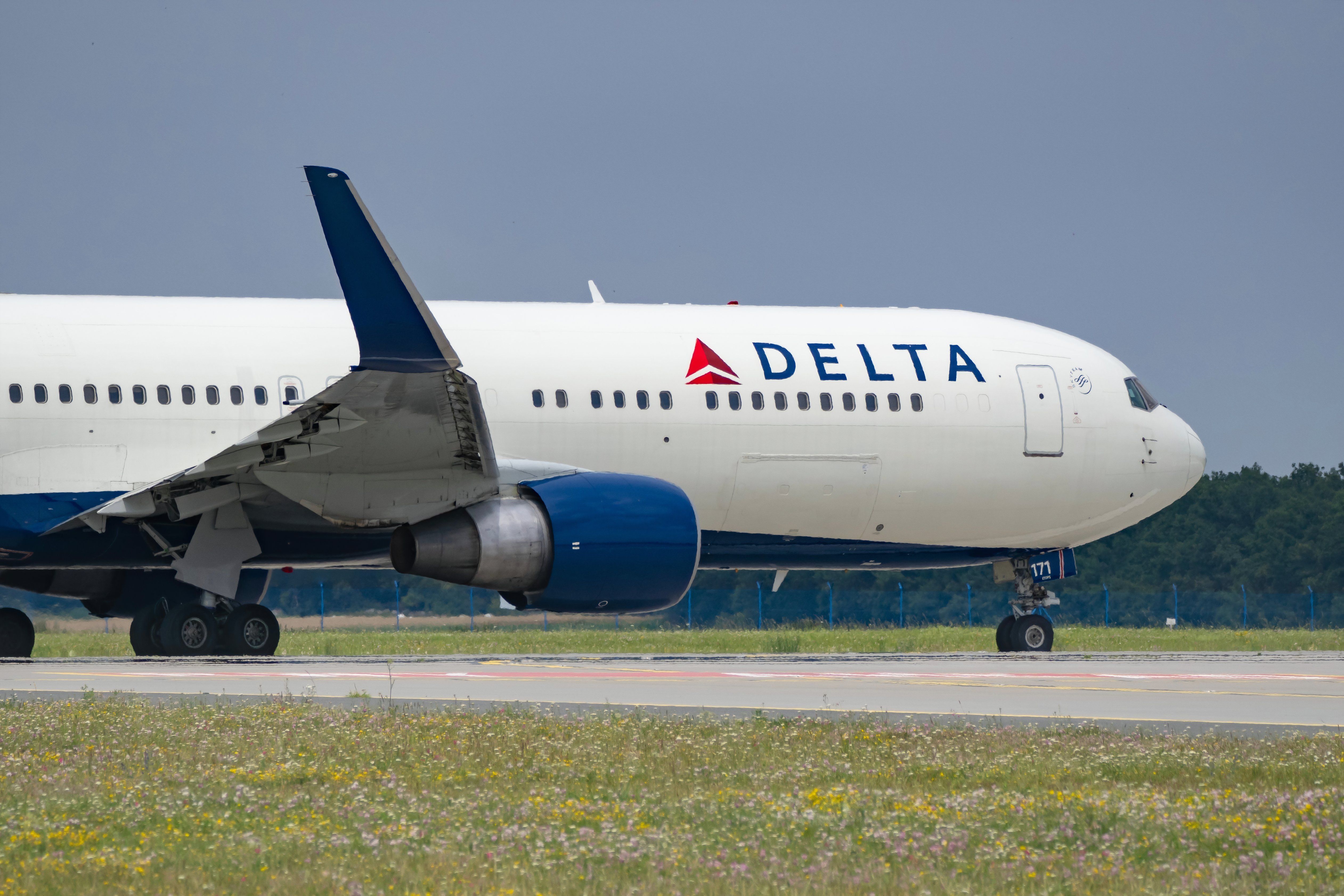 Delta 767-300ER shutterstock_2488309105