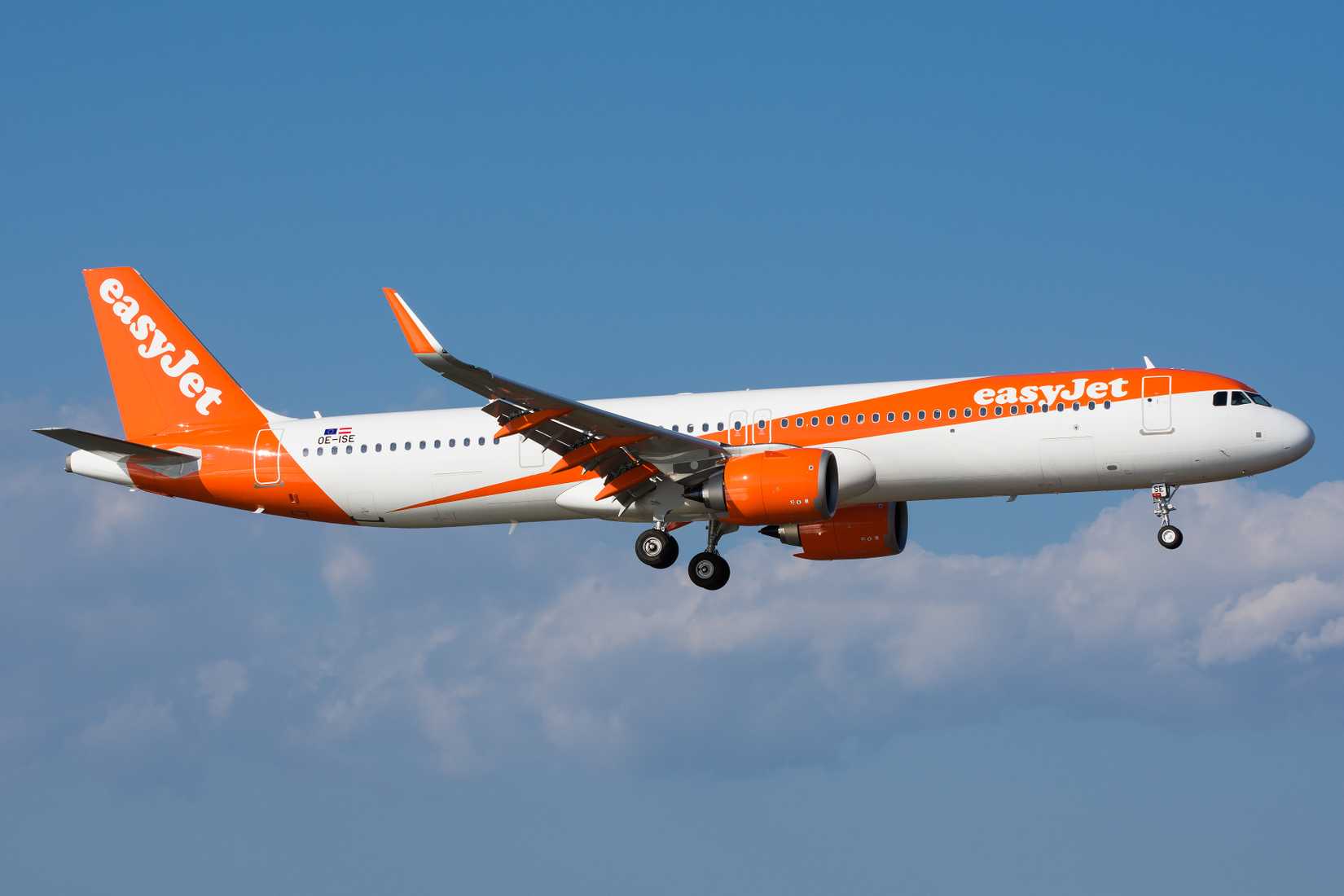 easyJet Airbus A321neo landing at LGW shutterstock_1815567317